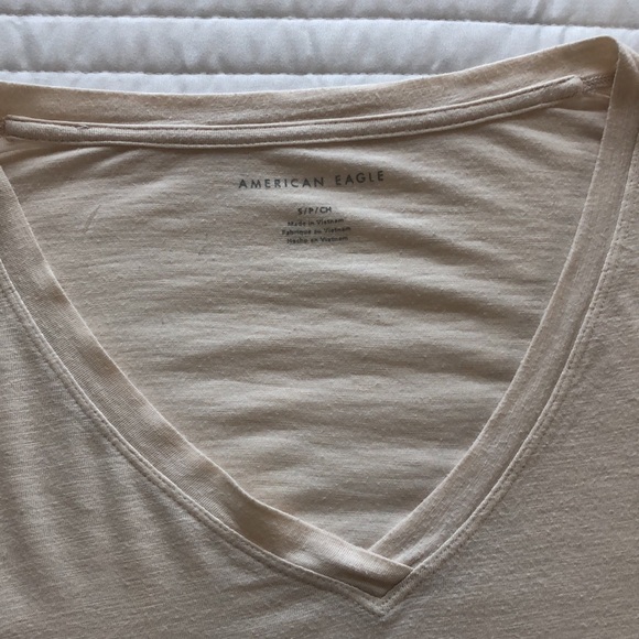 AE Women’s Soft Slit Cream T-Shirt - Picture 3 of 3